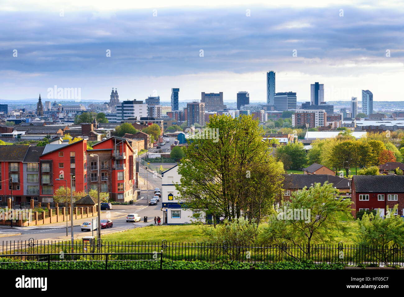 Vista di Liverpool città dalla cima di una collina. Foto Stock