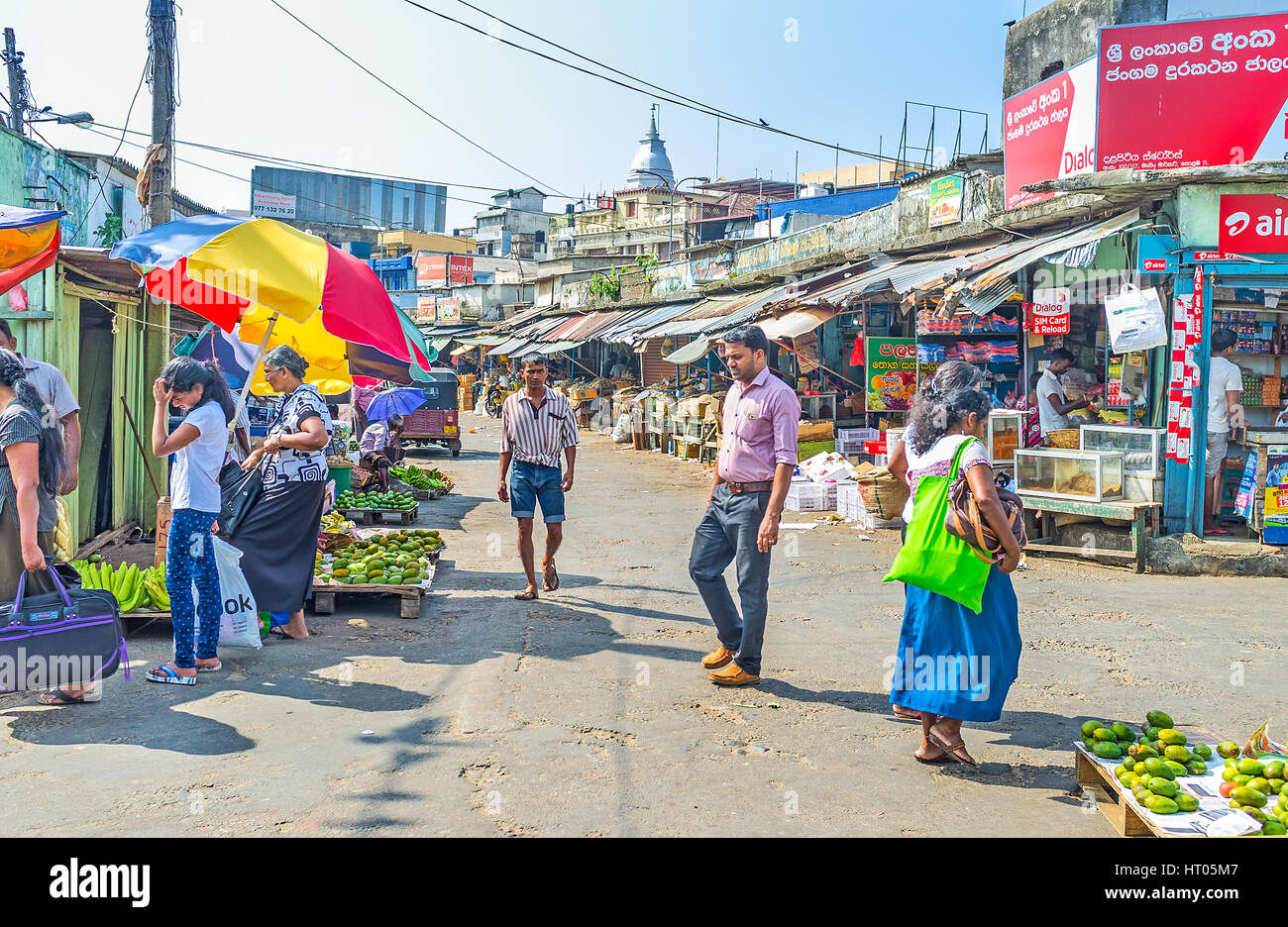 COLOMBO, SRI LANKA - 6 dicembre 2016: il mercato di equipaggio separato in diverse righe di merce e occupa un vasto territorio di Pettah neig Foto Stock