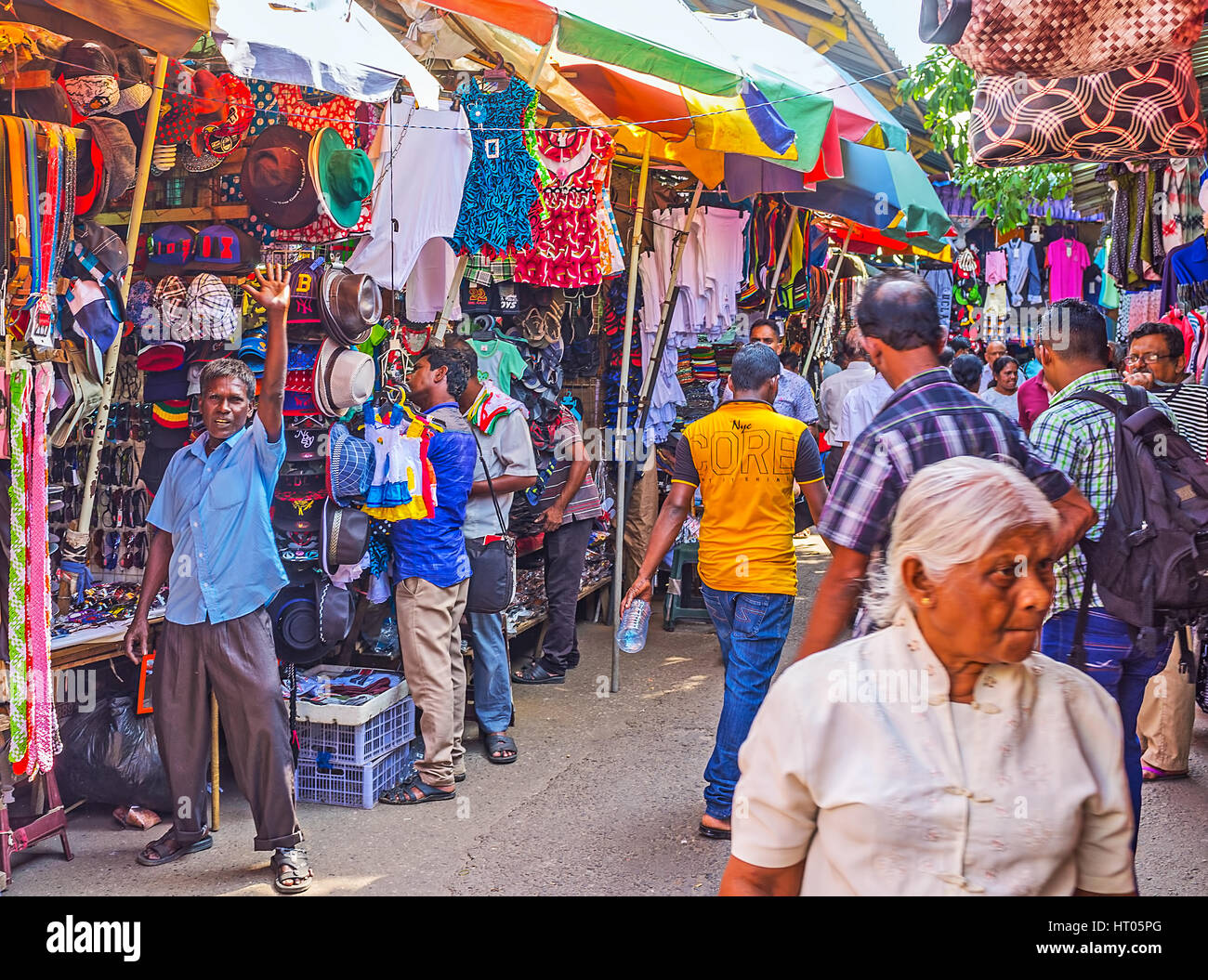 COLOMBO, SRI LANKA - 6 dicembre 2016: Le strette righe di vestiti dipartimento di Pettah mercato sono sempre affollate e rumorose, i venditori di pubblicizzare thei Foto Stock