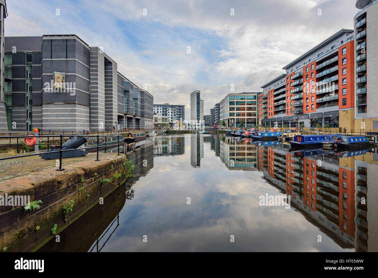 Fiume Aire passando attraverso Clarence zona portuale di Liverpool, in Inghilterra Foto Stock