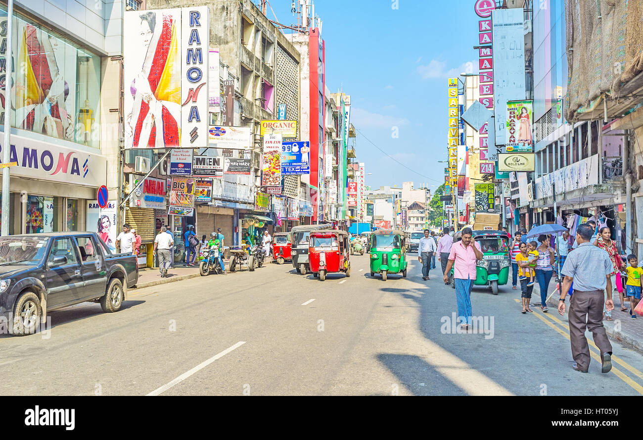 COLOMBO, SRI LANKA - 6 dicembre 2016: le strade dello shopping del quartiere di Pettah sono pieni di schede colorate con spot di negozi locali e in Foto Stock