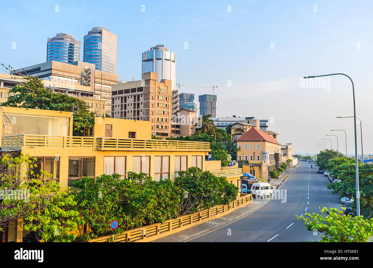 La zona costiera accanto al nuovo faro, edifici e ombreggiata passeggiata lungo la strada Cahaithya, Colombo, Sri Lanka. Foto Stock