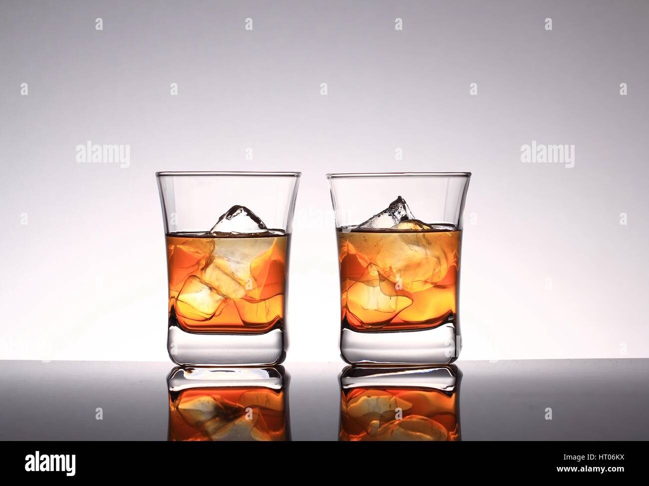 Occhiali con il whiskey e ghiaccio Foto Stock