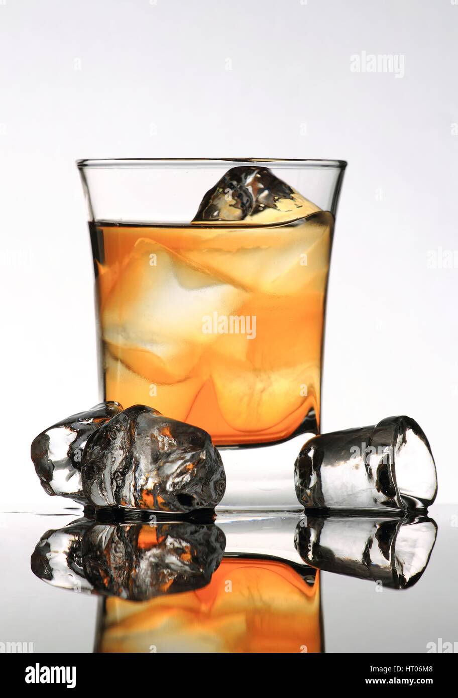 Il vetro con il whiskey a freddo e ghiaccio Foto Stock