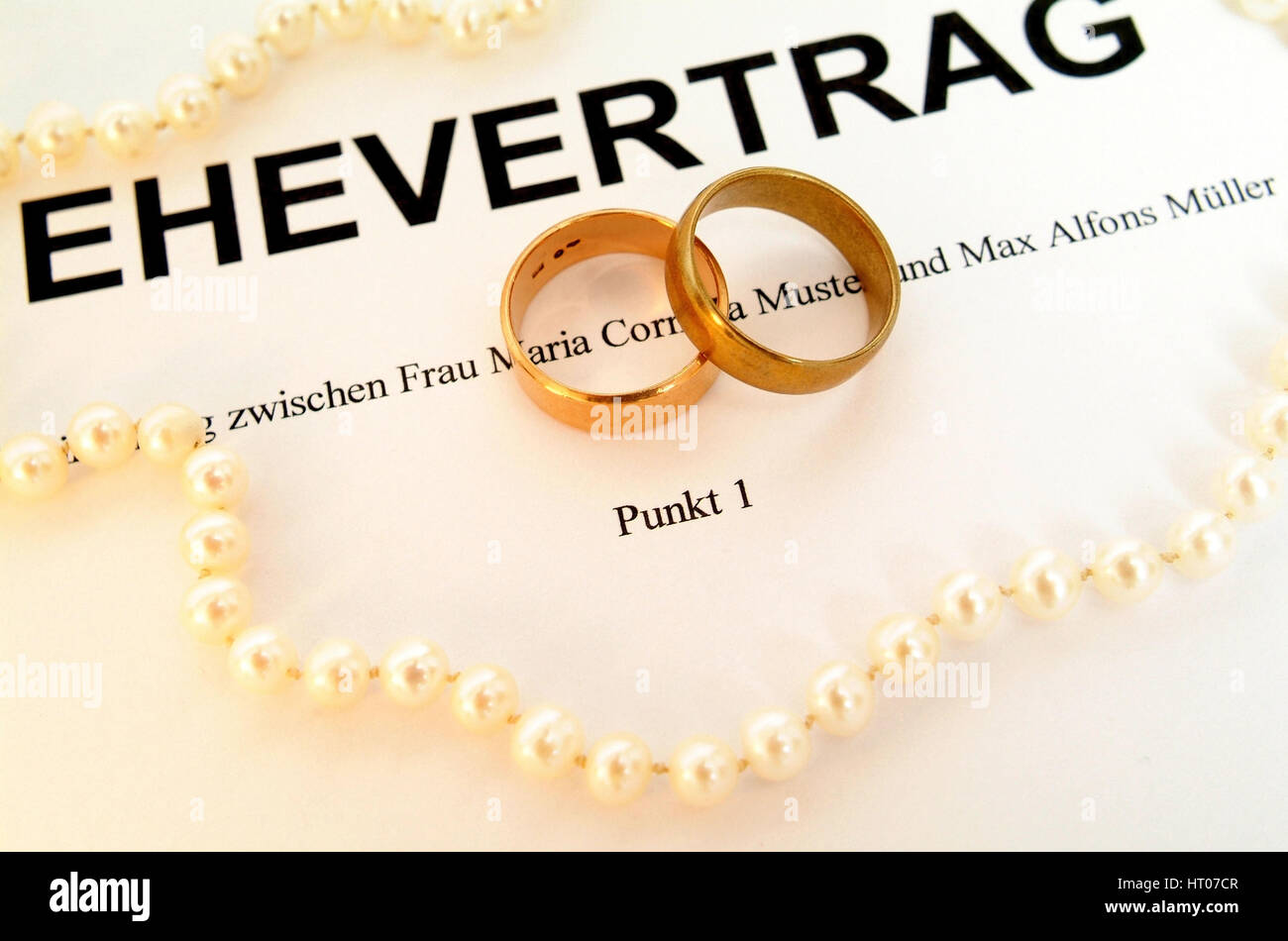 Symbolbild Ehevertrag - syymbolic per contratto di matrimonio Foto Stock