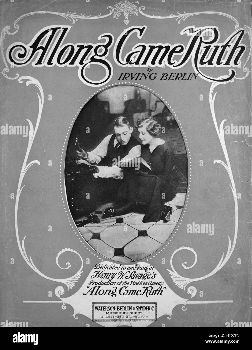 Foglio di musica immagine copertina della canzone 'lungo è venuto Ruth', con paternitã originale lettura delle note "parole e musica da Irving Berlin", Stati Uniti, 1914. L'editore è elencato come 'Waterson, Berlino e Snyder Co. Gli editori di musica, 112 West 38th St.', la forma della composizione è 'strofico con chorus', la strumentazione è 'pianoforte e voce", la prima linea recita "ho avuto ragazze da parte del cliente, sì, cento o più', e l'illustrazione artista è elencato come 'Unattributed foto di persone non identificate; Teller, figli e Dorner, New York'. Foto Stock