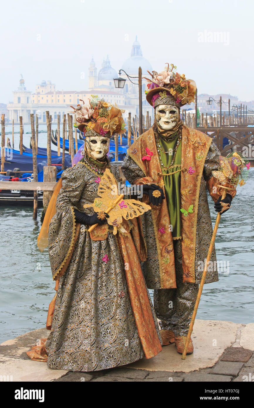 Un giovane nei tradizionali costumi veneziani all esterno della Basilica di  Santa Maria della Salute durante il Carnevale di Venezia, Italia Foto stock  - Alamy