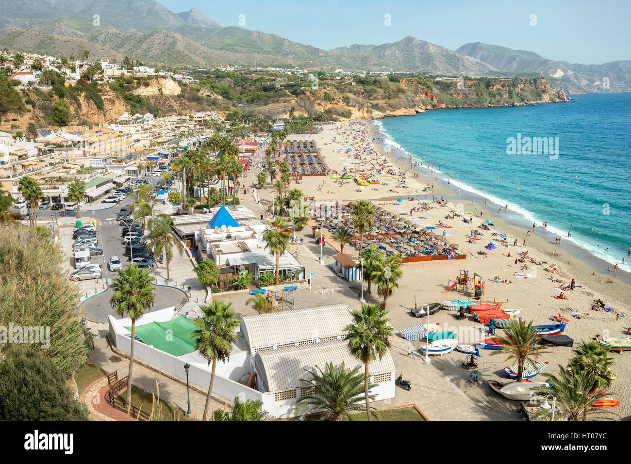 Vista della spiaggia di Nerja. Provincia di Malaga, Costa del Sol, Andalusia, Spagna Foto Stock