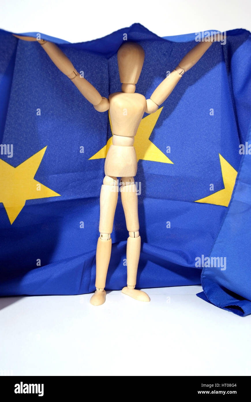 Holzpuppe mit UE-Flagge - bambola articolata con la bandiera dell'UE Foto Stock