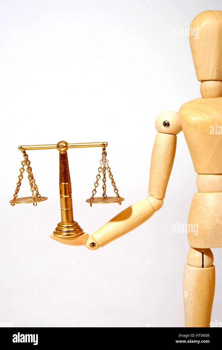 Holzpuppe mit Messingwaage, Symbolbild Gerechtigkeit - bambola articolata con scala Foto Stock