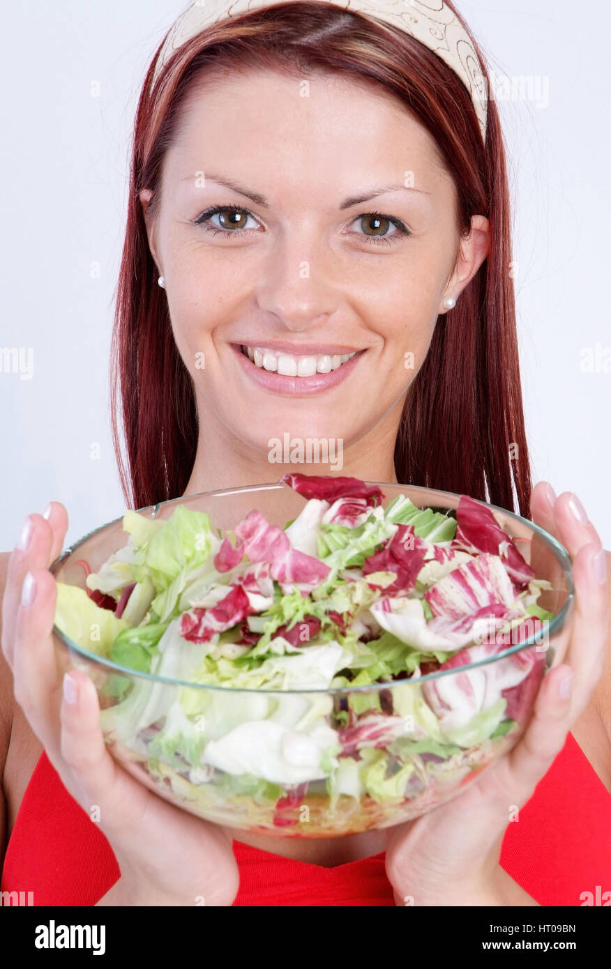 Junge Frau mit einer Schuessel Blattsalat - donna con insalata Foto Stock