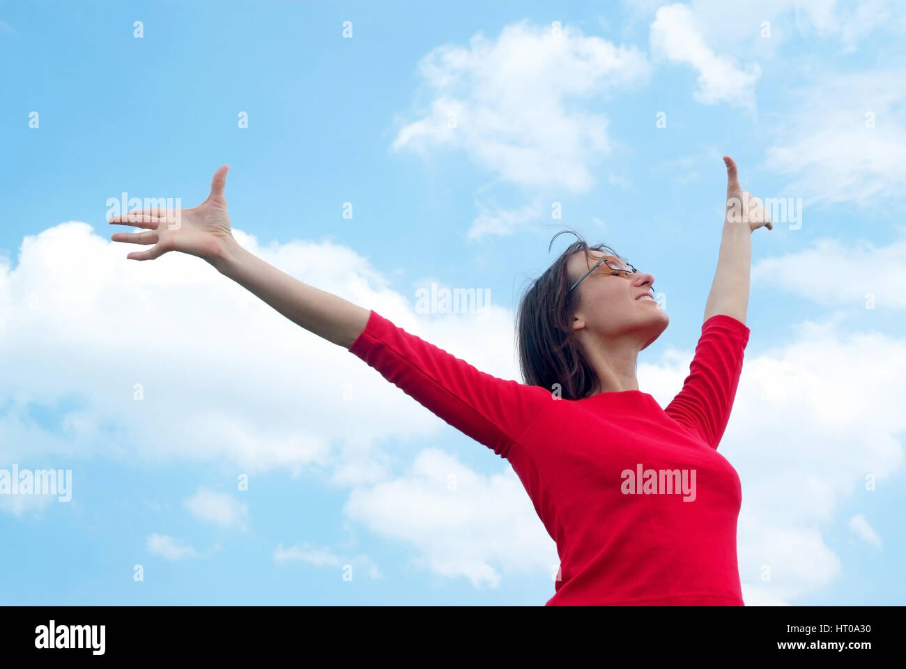 Lebensfrohe Frau streckt sich unter Freiem Himmel - donna stretching sotto il cielo libero Foto Stock