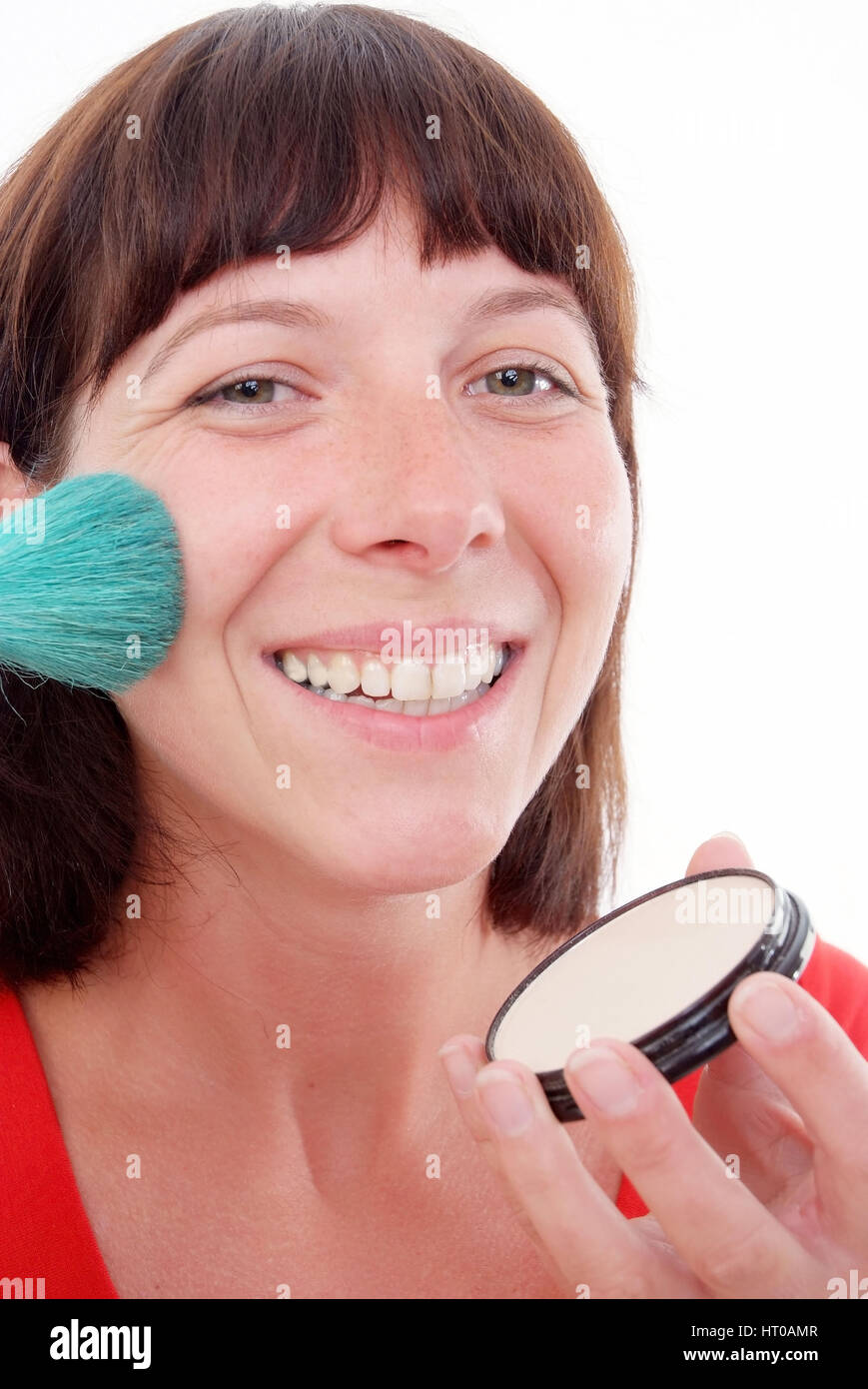 Junge Frau verwendet gesichtspuder - donna prende polvere per il viso Foto Stock