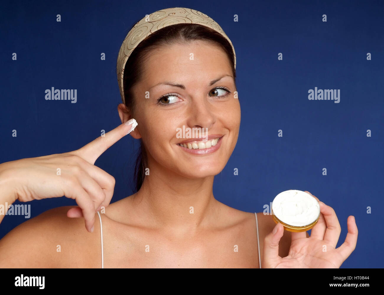 Frau verwendet Gesichtscreme - donna con crema per il viso Foto Stock