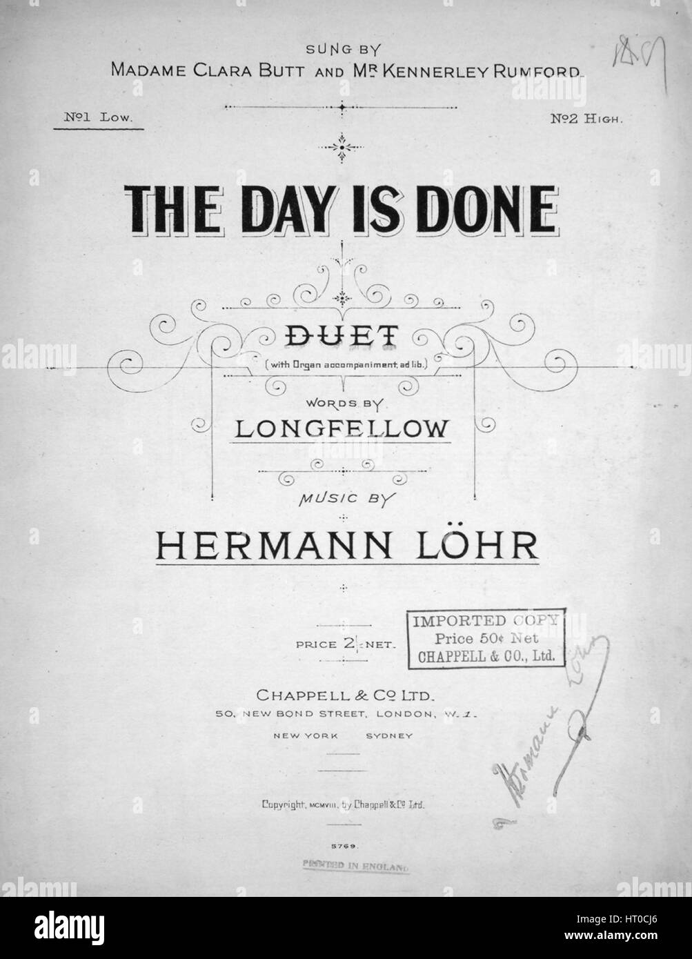 Foglio di musica immagine copertina della canzone "Il giorno è fatto duetto', con paternitã originale lettura delle note "Parole da [Henry Wadsworth Longfellow] Musica da Hermann Lohr', Regno Unito, 1908. L'editore è elencato come 'Chappell e Co., Ltd., 50 New Bond Street', la forma della composizione è 'sectional', la strumentazione è 'pianoforte e voce", la prima riga indica 'il giorno è fatto, e il buio cade dalle ali di notte", e l'illustrazione artista è elencato come 'Nessuno'. Foto Stock