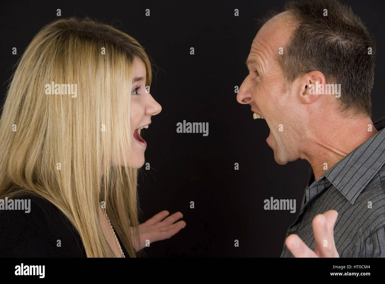 Jugendliche Tochter und Vater schreien sich un - padre e figlia sono urlando ogni altro Foto Stock