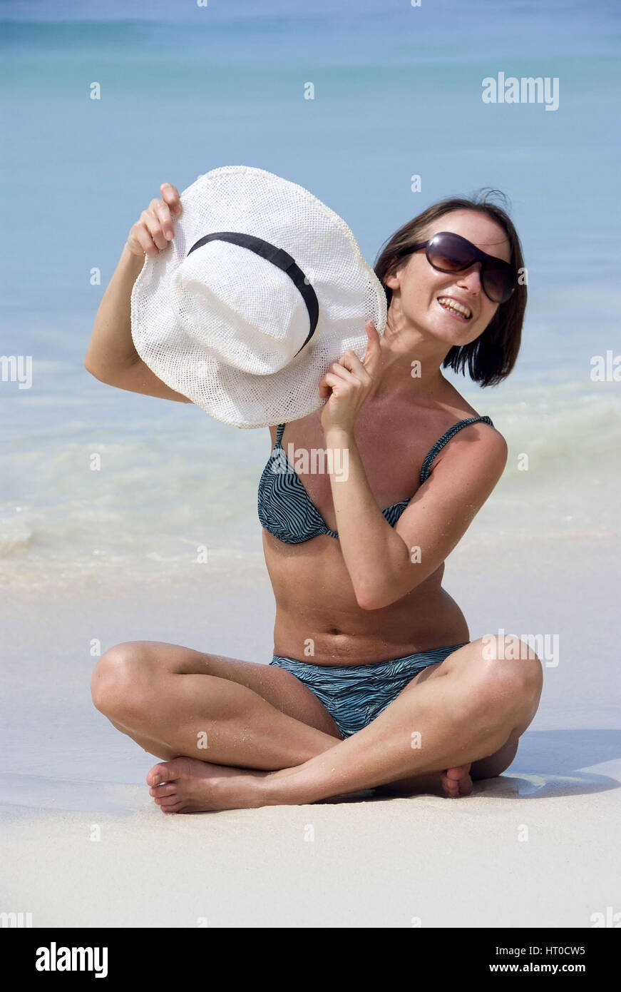 Junge Frau im Bikini am Meeresufer - giovane donna sulla spiaggia Foto Stock