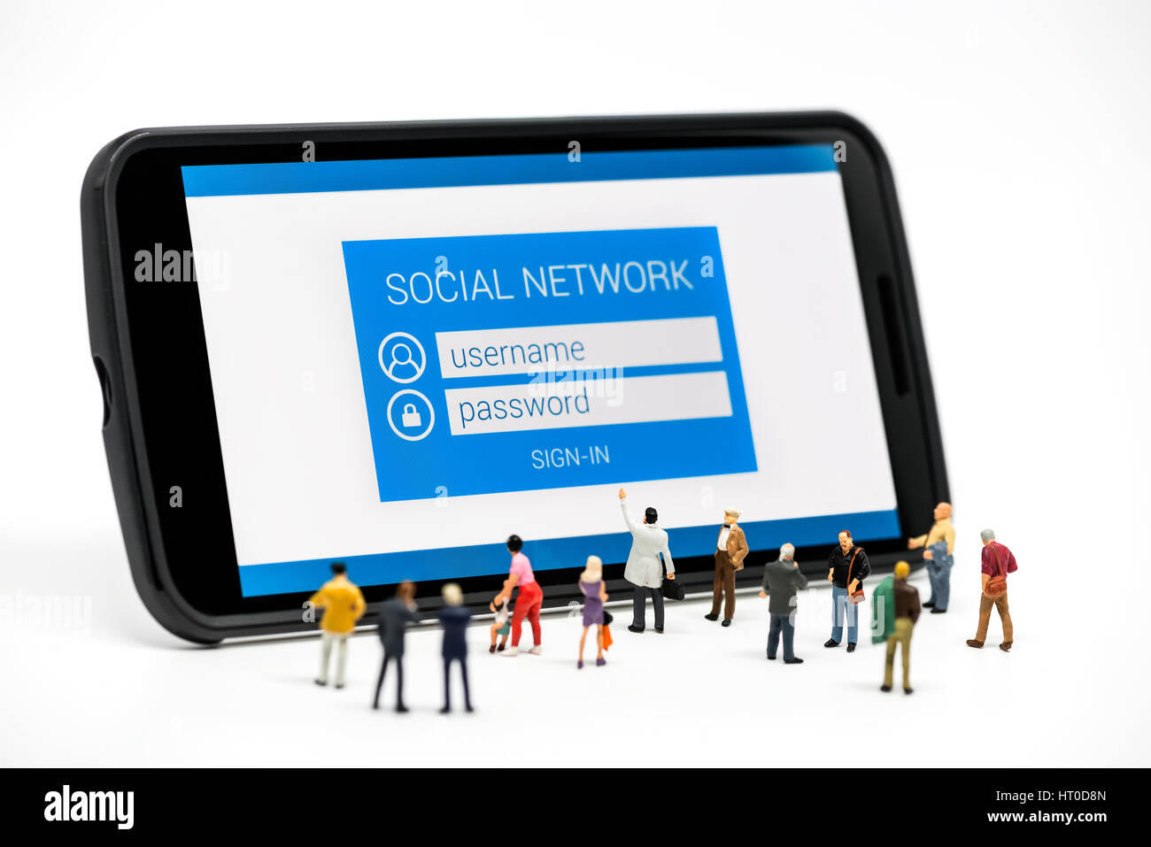 Gruppo di persone che guardano al social network sign in pagina sullo smartphone. Foto macro Foto Stock