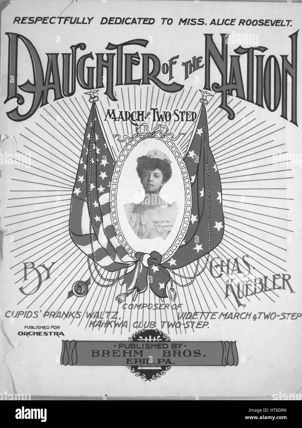 Foglio di musica immagine copertina della canzone "figlia della nazione Marzo e due passo", con paternitã originale lettura delle note "Da Chas Kuebler', 1902. L'editore è elencato come 'Brehm Bros.', la forma della composizione è 'sectional, con trio', la strumentazione è 'piano', la prima riga indica 'Nessuno', e l'illustrazione artista è elencato come 'P.C. Johnston [foto]". Foto Stock
