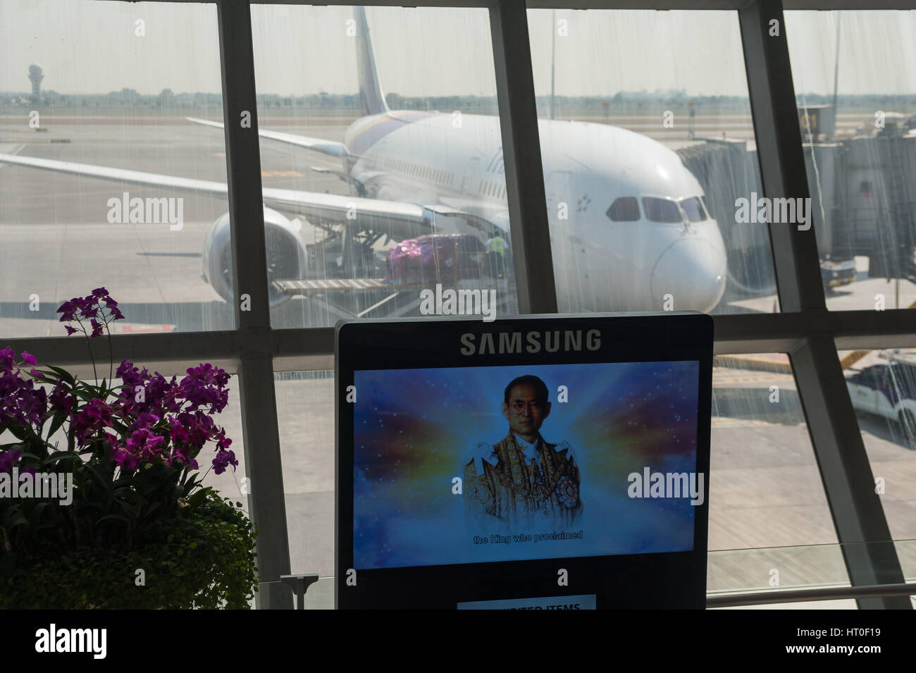 08.02.2017, Bangkok, Thailandia, Asia - un Thai Airways piano passeggero è parcheggiata in corrispondenza di un cancello a Bangkok Suvarnabhumi Airport. Foto Stock