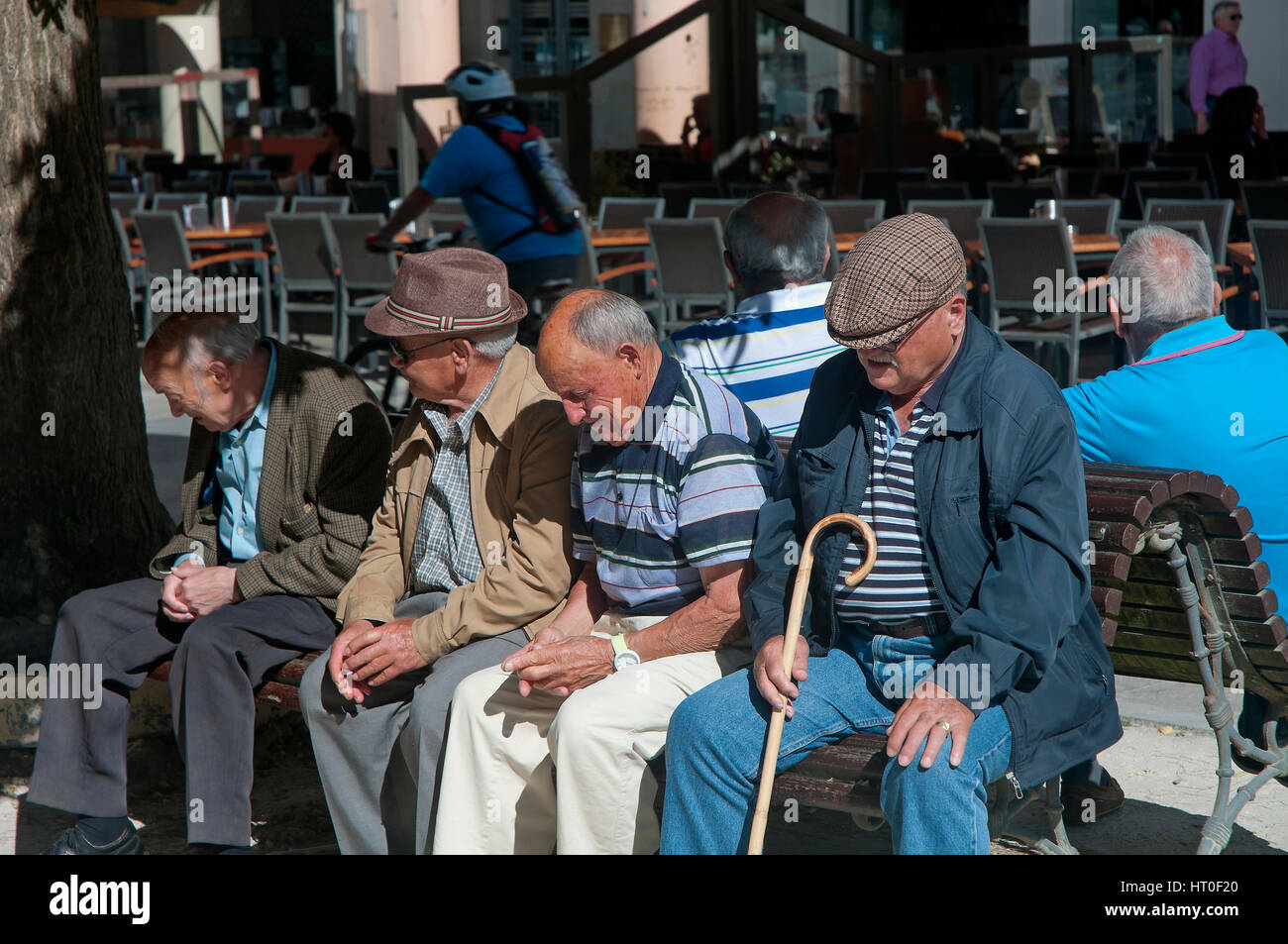 Plaza Mayor - gli uomini anziani, Lugo, regione della Galizia, Spagna, Europa Foto Stock