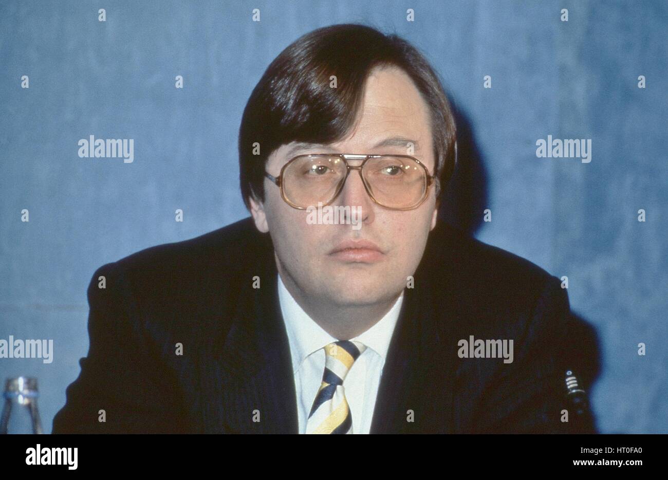 Rt. L'on. David Mellor, Segretario di Stato per il patrimonio nazionale, partecipa a un partito conferenza stampa a Londra in Inghilterra il 16 marzo 1992. Foto Stock