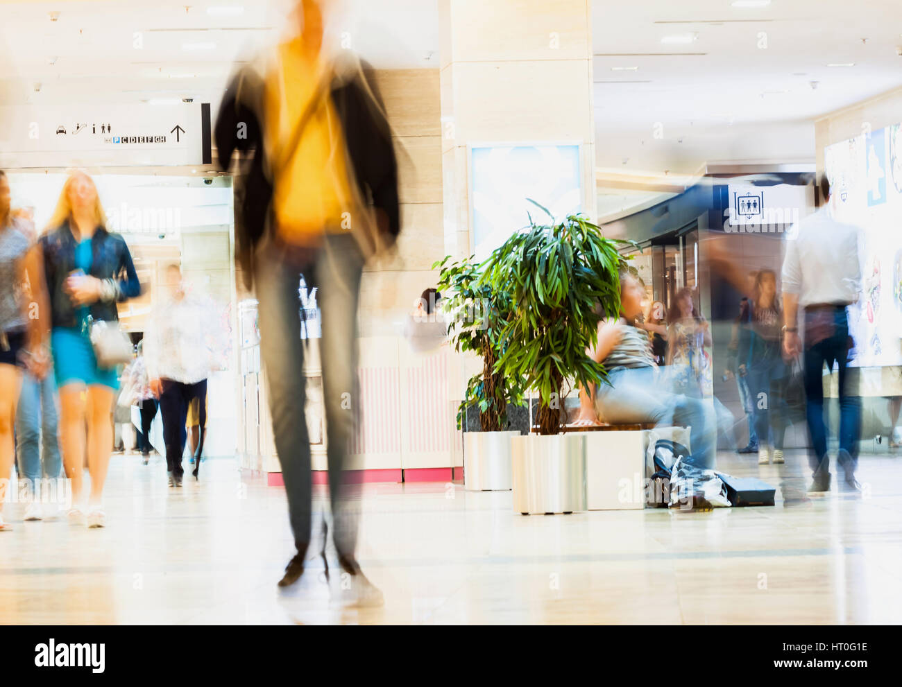 Abstract movimento sfocati sfocato giovani passeggiando per il centro commerciale. La figura di una persona di close-up, uno stile di vita urbano concetto, sfondo. Foto Stock