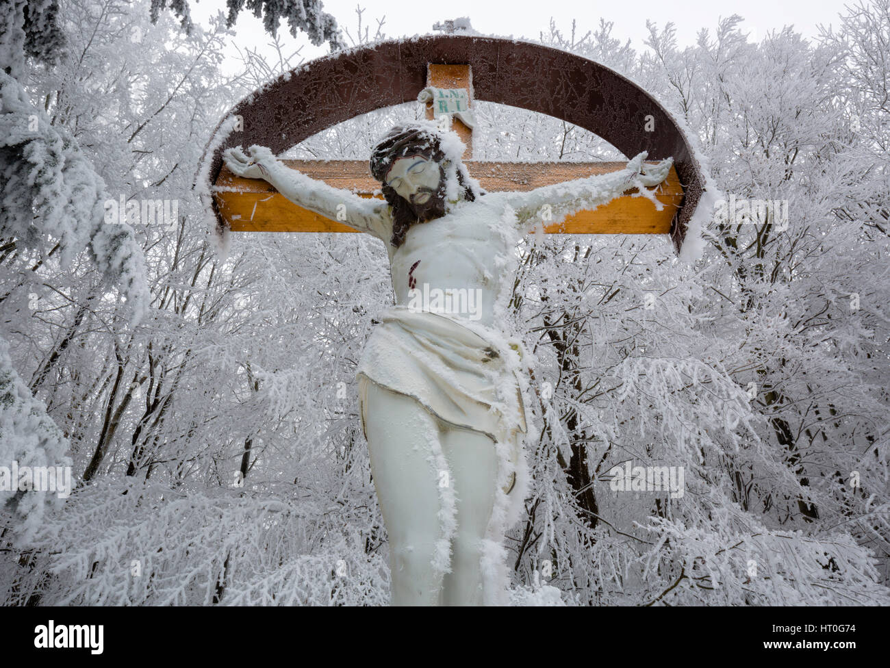 Croce di legno con Gesù nei Carpazi,Slovacchia Foto Stock