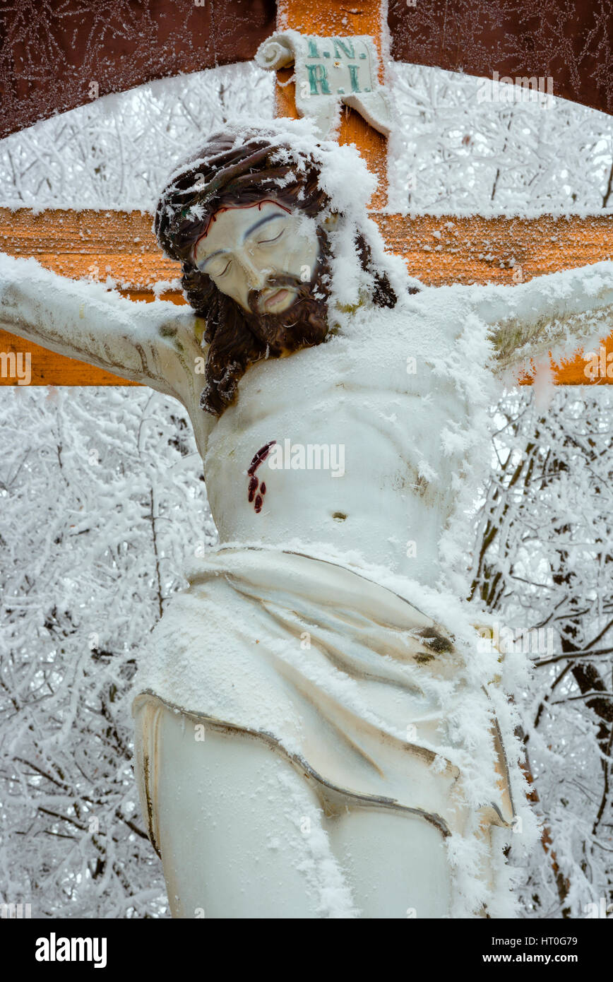Croce di legno con Gesù nei Carpazi,Slovacchia Foto Stock