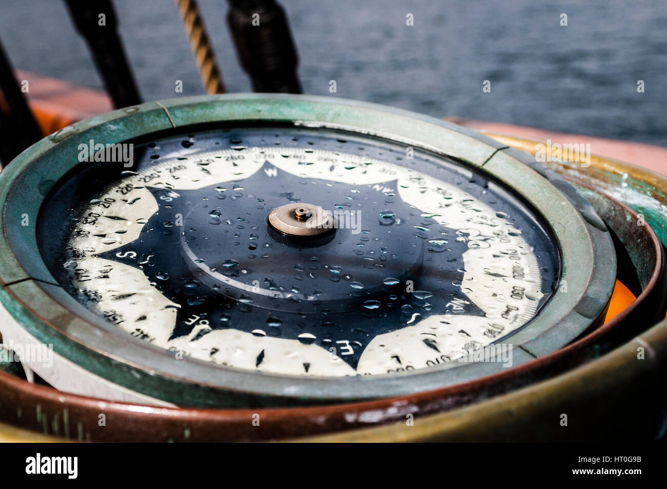 Una classica bussola a bordo della tall ship Statsraad Lehmkul Foto Stock