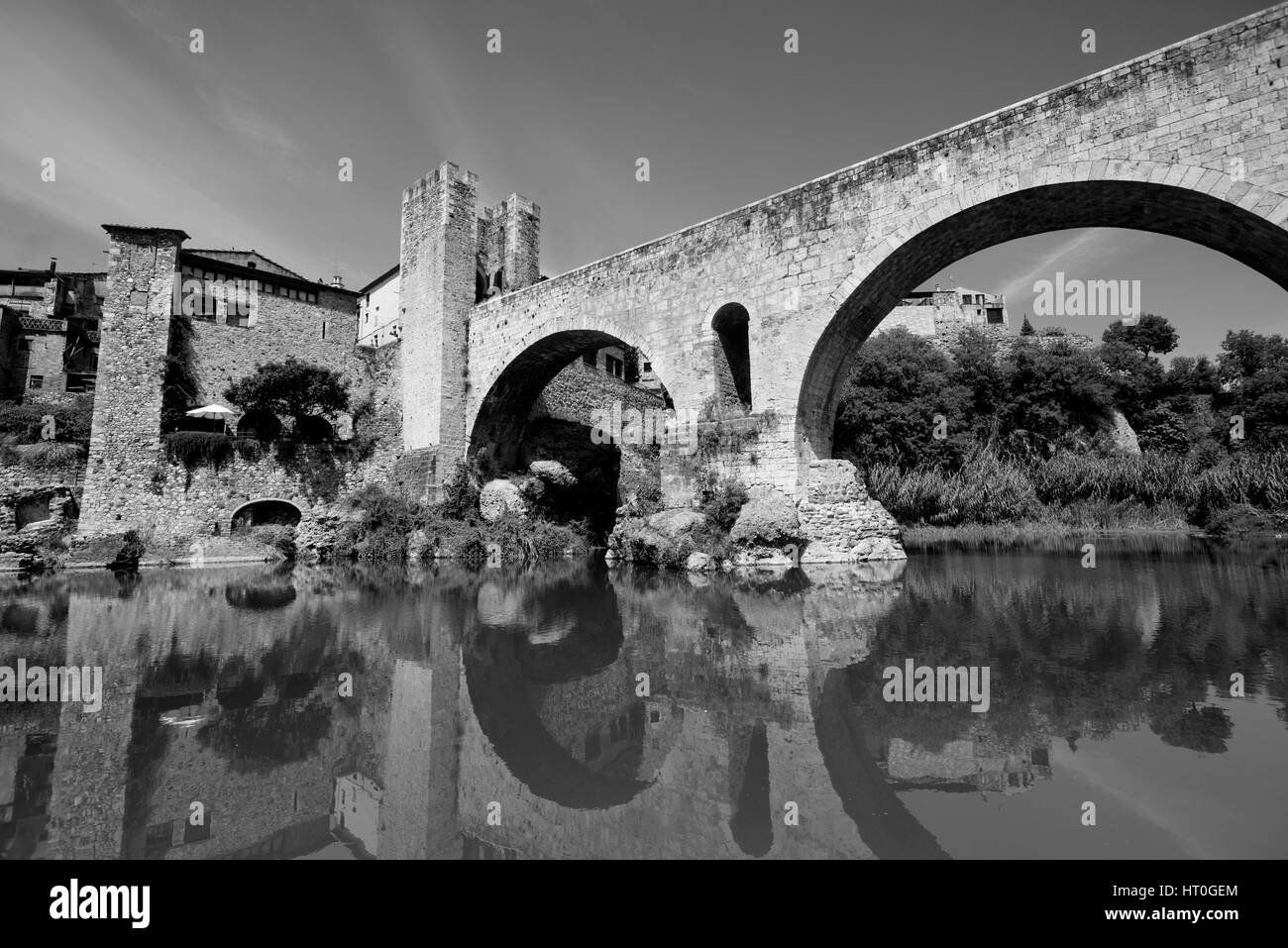 Antico ponte gotico a Besalu , Catalonia,Spagna Foto Stock