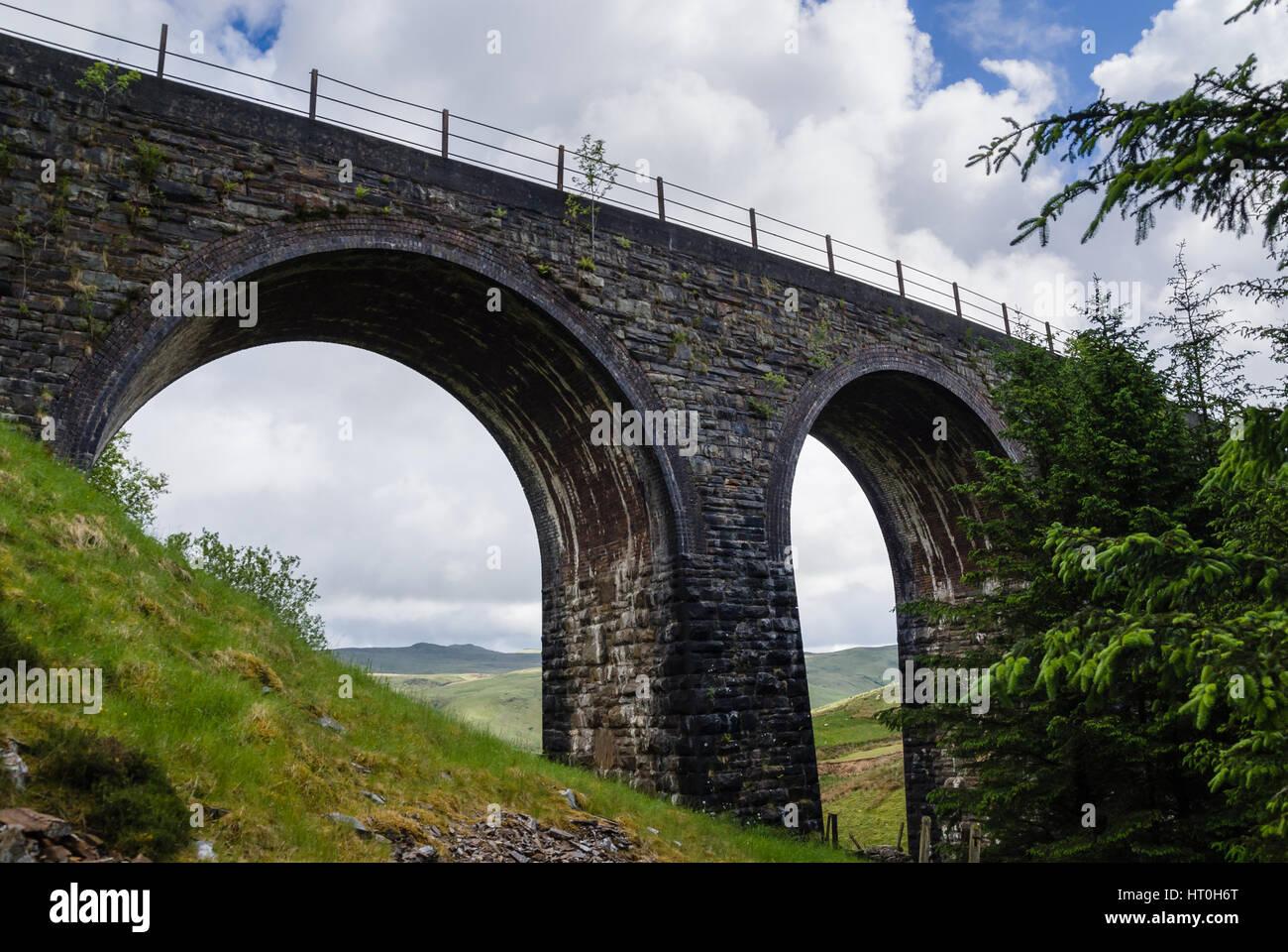 Il viadotto Nant Prysor a nove archi sulla Bala abbandonata Per la linea ferroviaria di Trawsfynydd chiusa negli anni '60 e ora utilizzato come percorso permissivo Foto Stock