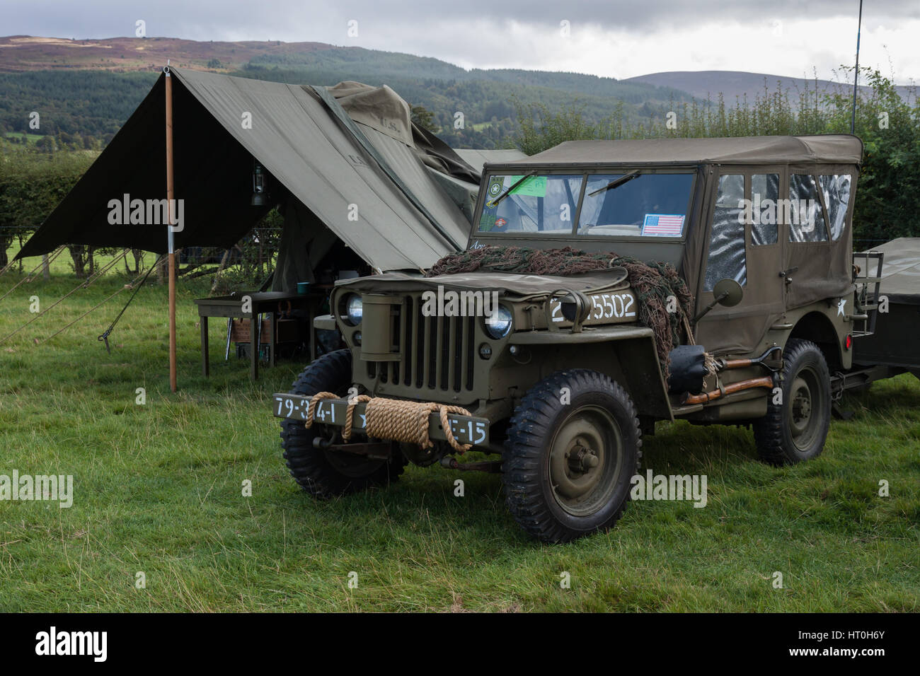 Ripristinato Jeep Willys e American miltary tende in un campo a Rhug Galles del Nord Foto Stock