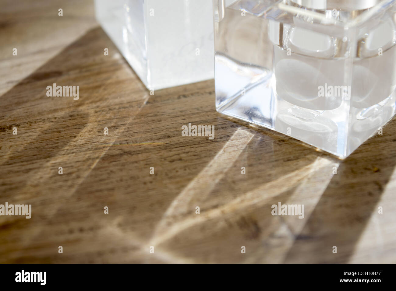 I riflessi di luce e ombre creato da un vetro trasparente Foto Stock