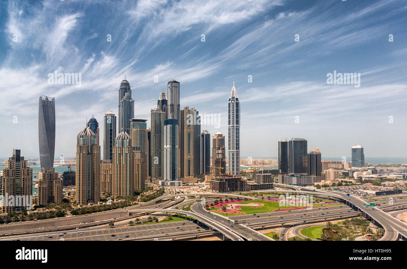 Vista della spiaggia di Jumeirah grattacieli dal Jumeirah Lakes Towers, Dubai, UAE Foto Stock