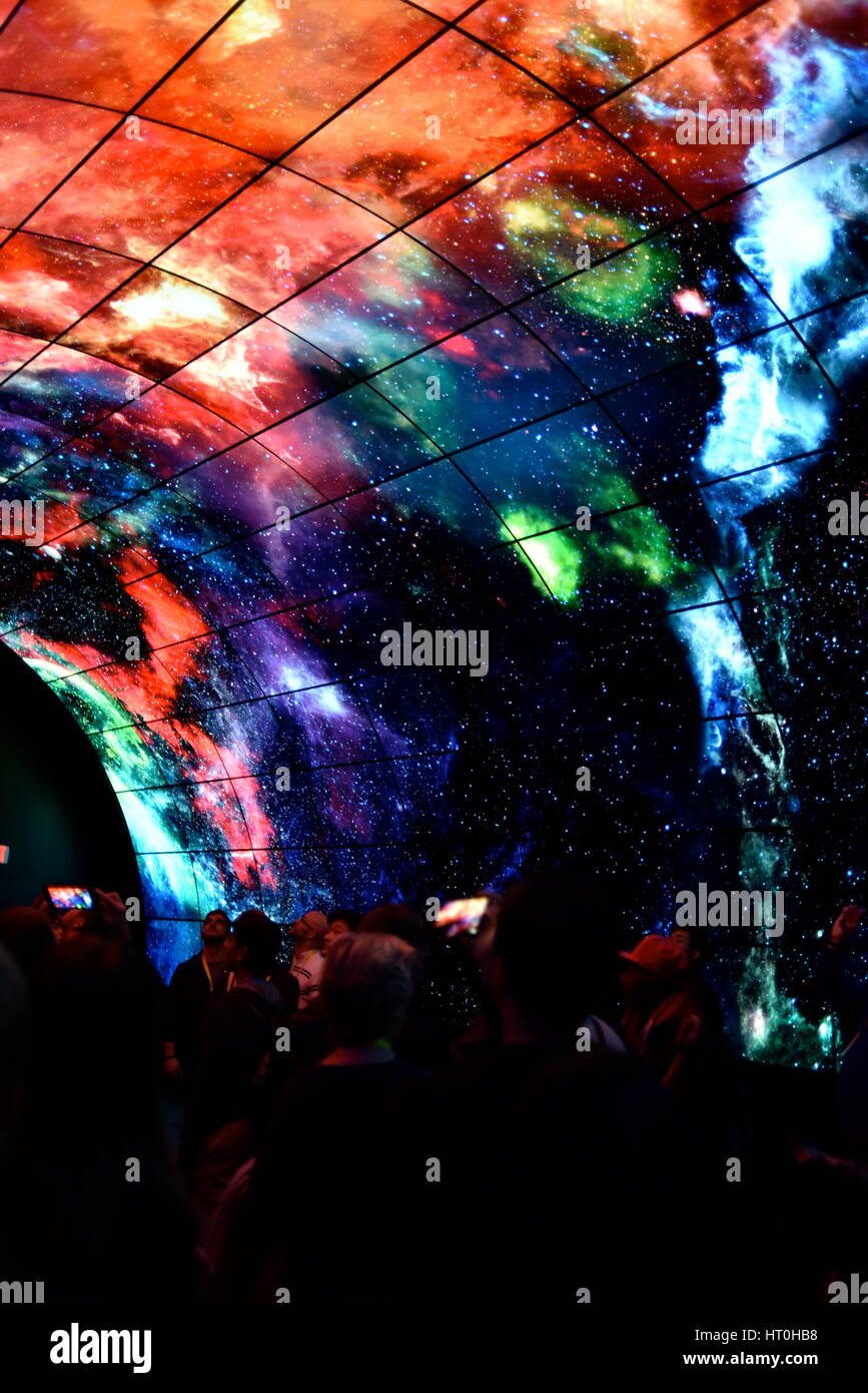 LG presenta il TV OLED con risoluzione 4K con un 3D parete video al CES 2017, con un sacco di stupito i partecipanti alla ricerca a. Foto Stock