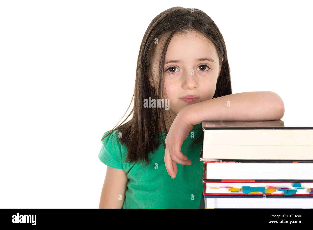 Fiducioso una studentessa in piedi accanto a una pila di libri che ha letto. Isolato su uno sfondo bianco. Foto Stock