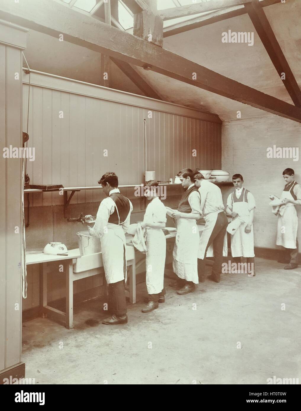 Scullery pratica, marinai Home La scuola di cucina nautico, Londra, 1907. Artista: sconosciuto. Foto Stock