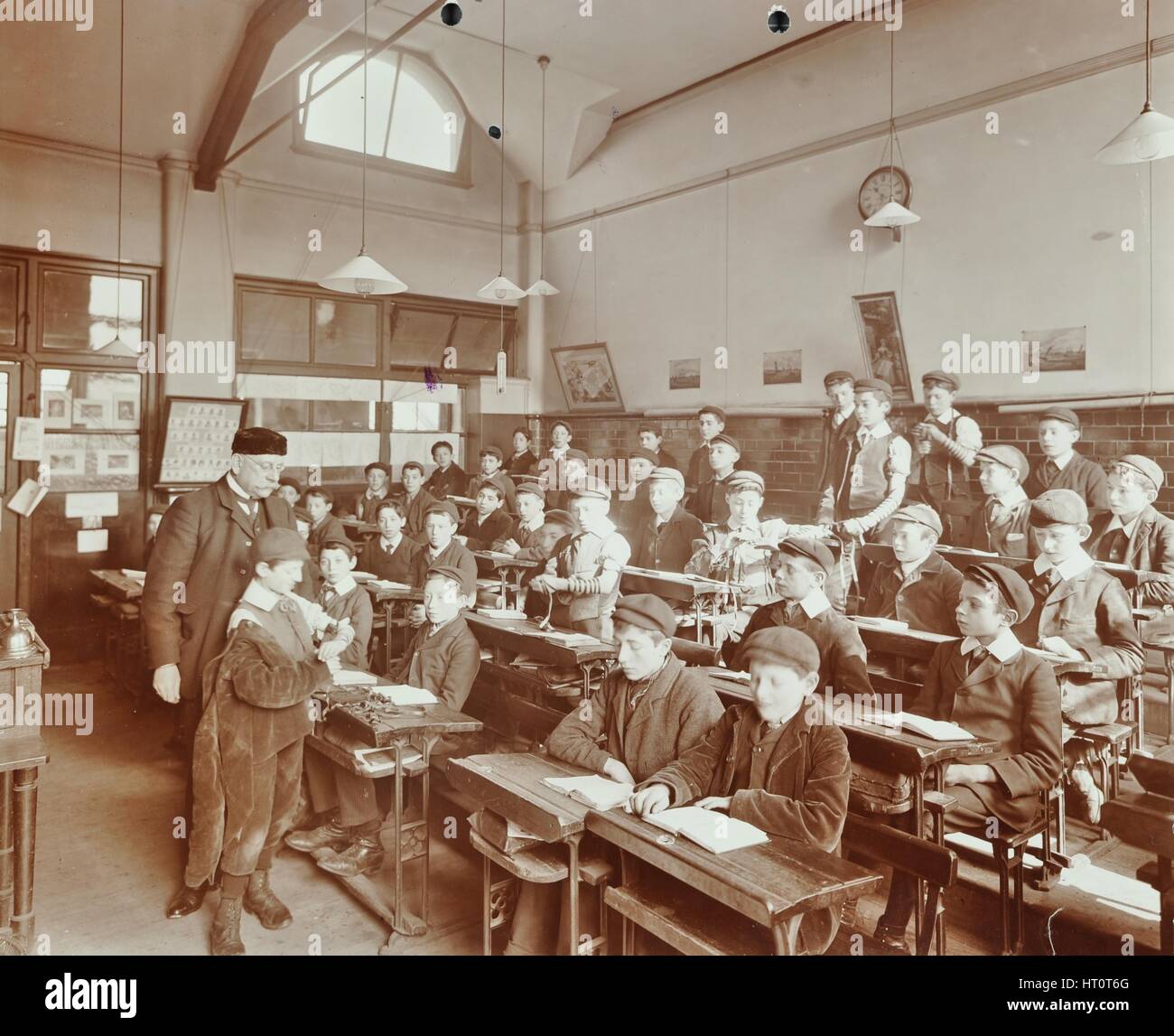 Ragazzi che stabilisce i filatteri, gli ebrei " Scuola Libera, Stepney, Londra, 1908. Artista: sconosciuto. Foto Stock