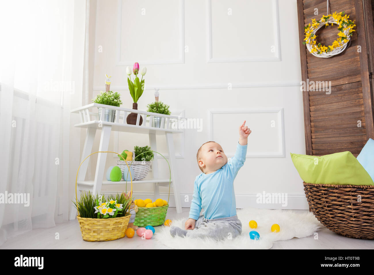 Uovo di Pasqua Caccia. Adorabili bambini che giocano con colorate le uova di Pasqua in casa Foto Stock