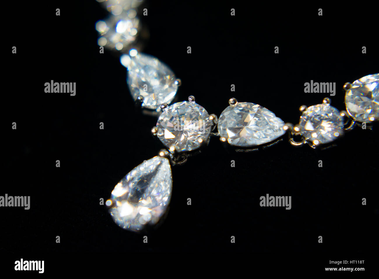 Collane con pietre preziose su uno sfondo nero jewelery Foto stock - Alamy