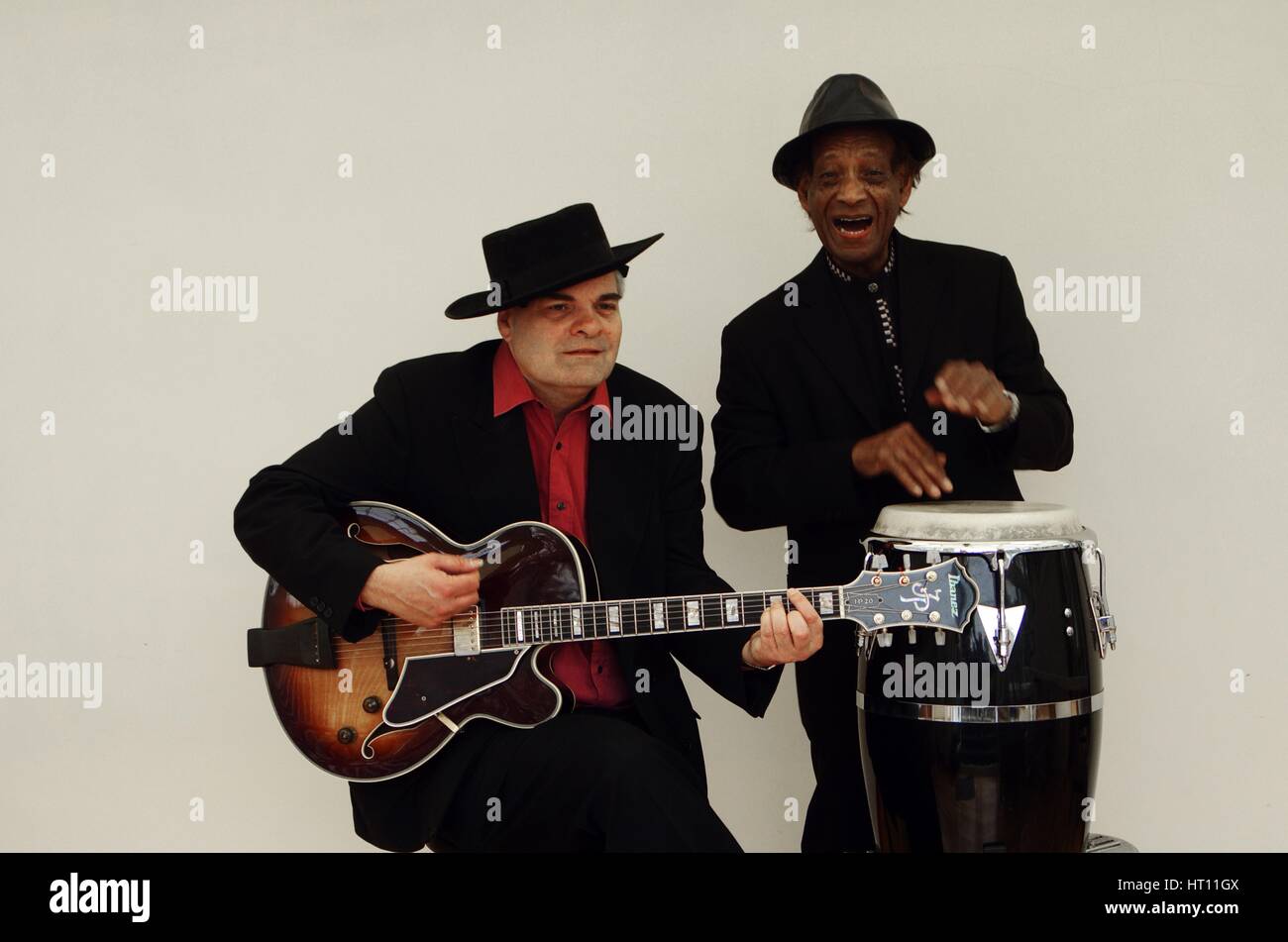 Frank titolare, Guyanan jazz cantante e percussionista con Shane Hill, chitarrista. Artista: Brian O Connor Foto Stock