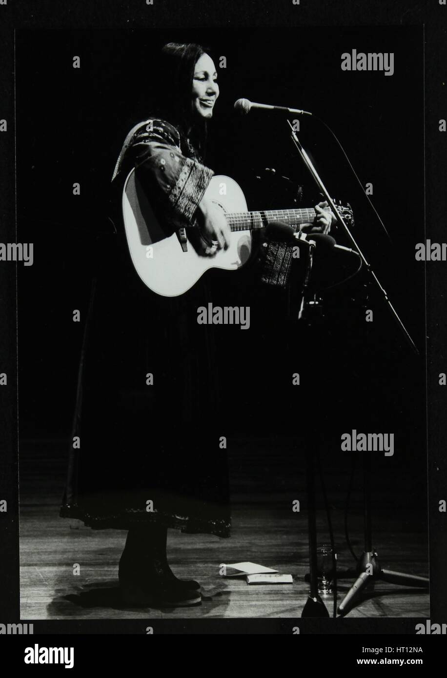 American Folk musicista Julie Felix sul palcoscenico del Teatro Forum, Hatfield, Hertfordshire, 1979. Artista: Denis Williams Foto Stock