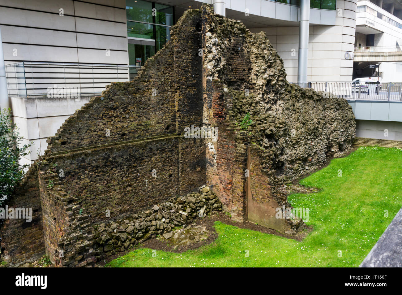 Parte superstite della vecchia Londra parete esposta su uno dei pochi rimasti WWII siti bomba in nobili San mostra muratura in pietra di epoca romana e medievale periodo Medioevale Foto Stock
