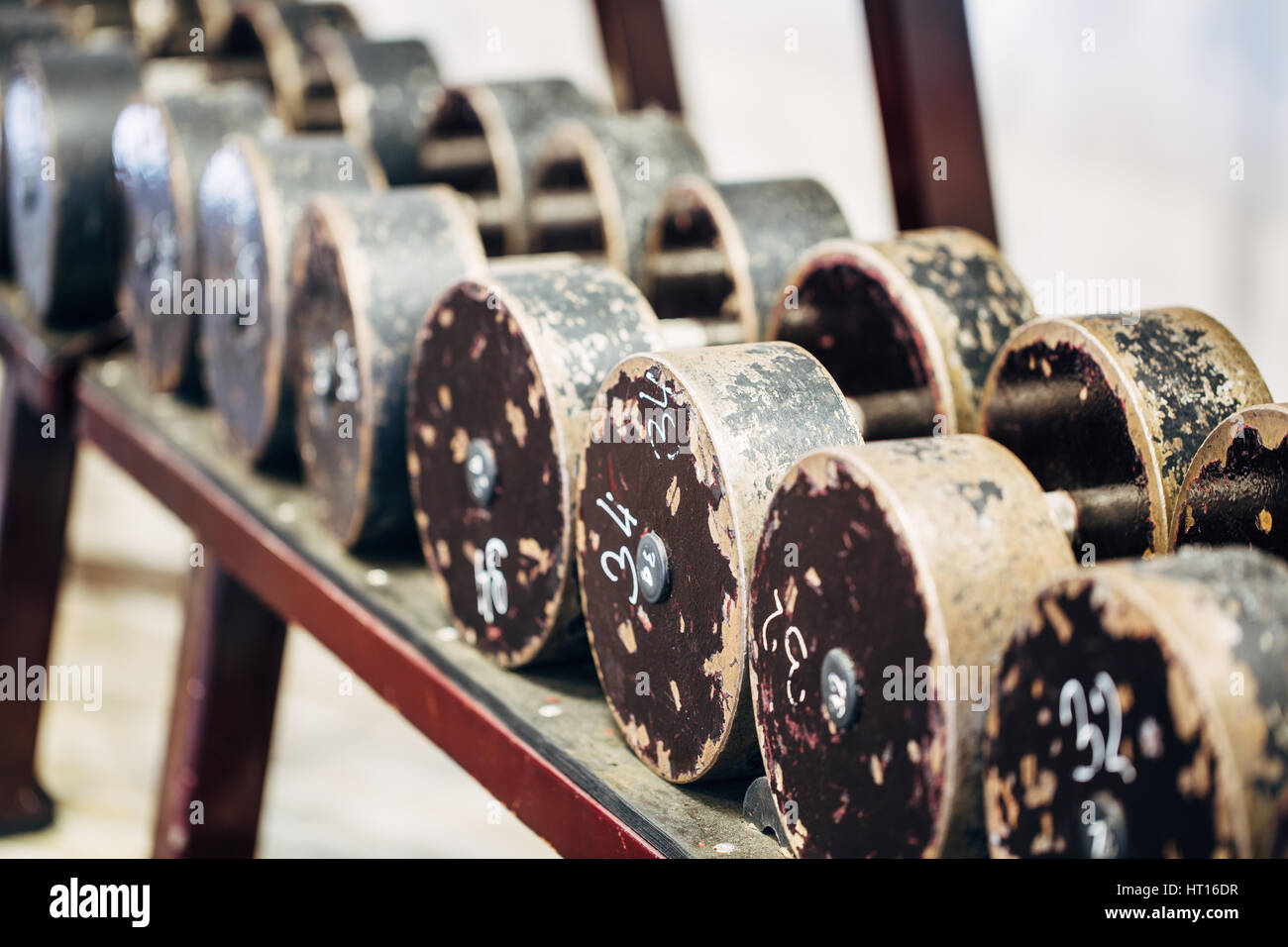 Le righe dei pesi nella palestra. ferro manubri. Foto Stock