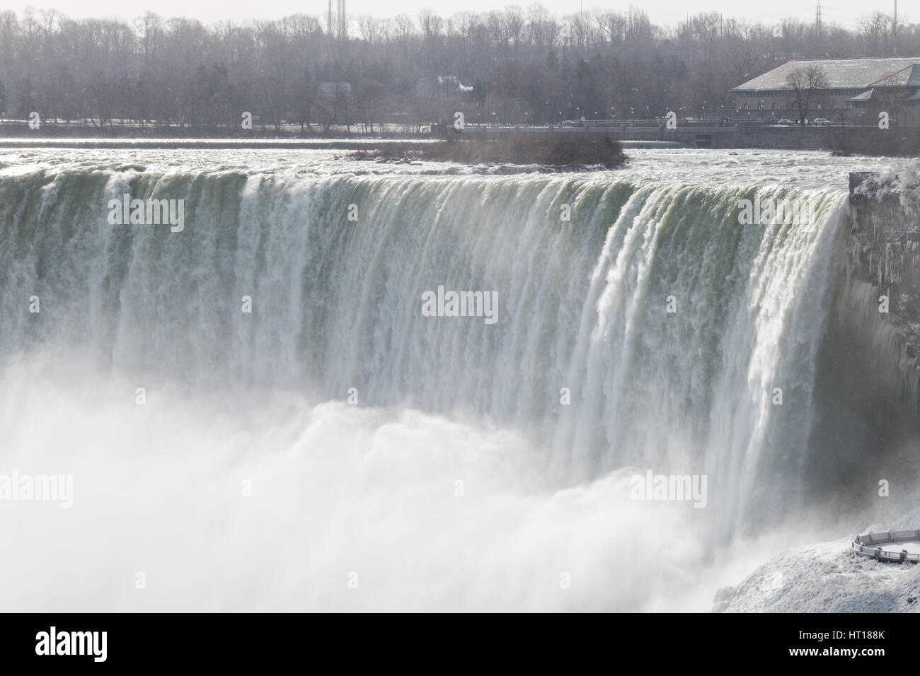 Cascate del Niagara sul il canadese di frontiera degli Stati Uniti d'inverno. Coulds di spray congelato nell'aria. Foto Stock