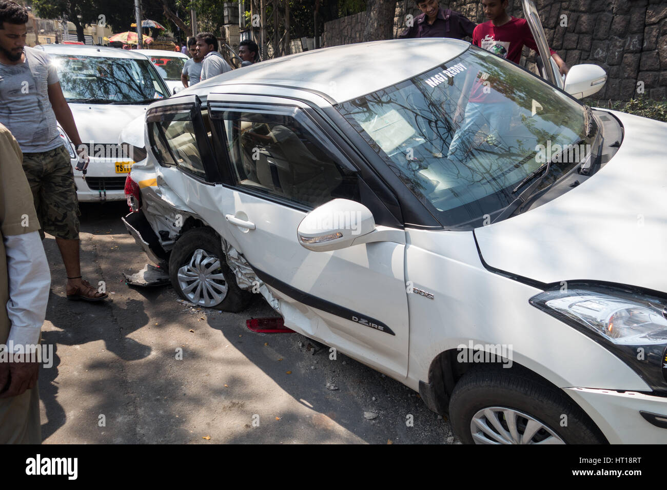 HYDERABAD, INDIA - MARZO 06,2017 persone si radunano attorno ad una vettura danneggiata invovled in un incidente in Banjara Hills area di Hyderabad, India Foto Stock