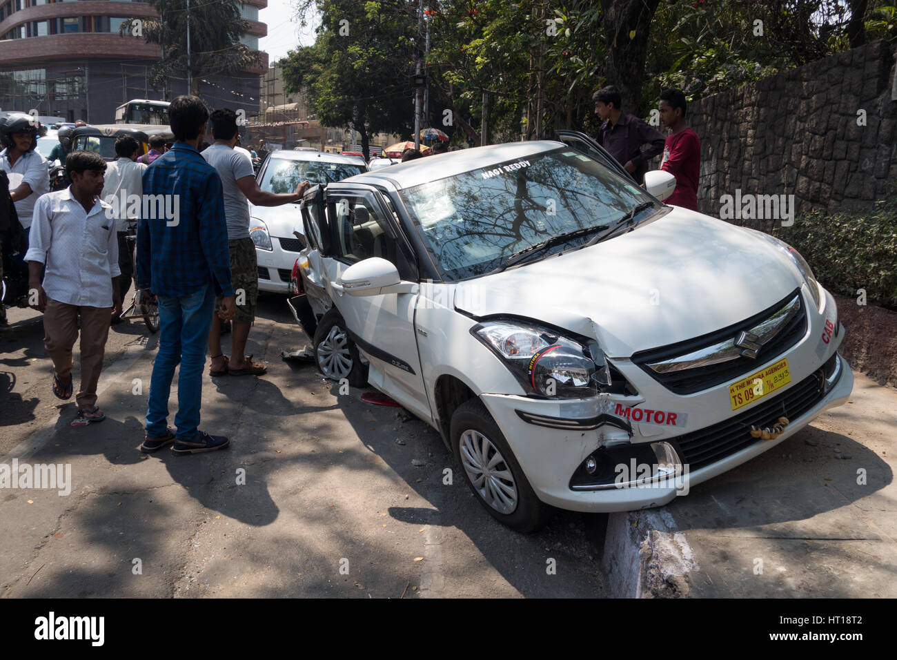 HYDERABAD, INDIA - MARZO 06,2017 persone si radunano attorno ad una vettura danneggiata invovled in un incidente in Banjara Hills area di Hyderabad, India Foto Stock