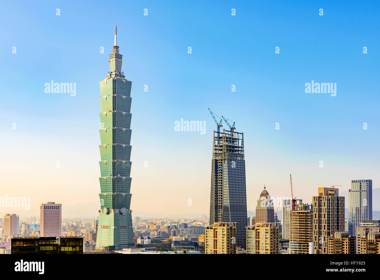 Taipei, Taiwan - 11 novembre: vista di Taipei 101 world trade center building e architettura moderna nell'area del centro cittadino di Taipei il 11 novembre 20 Foto Stock