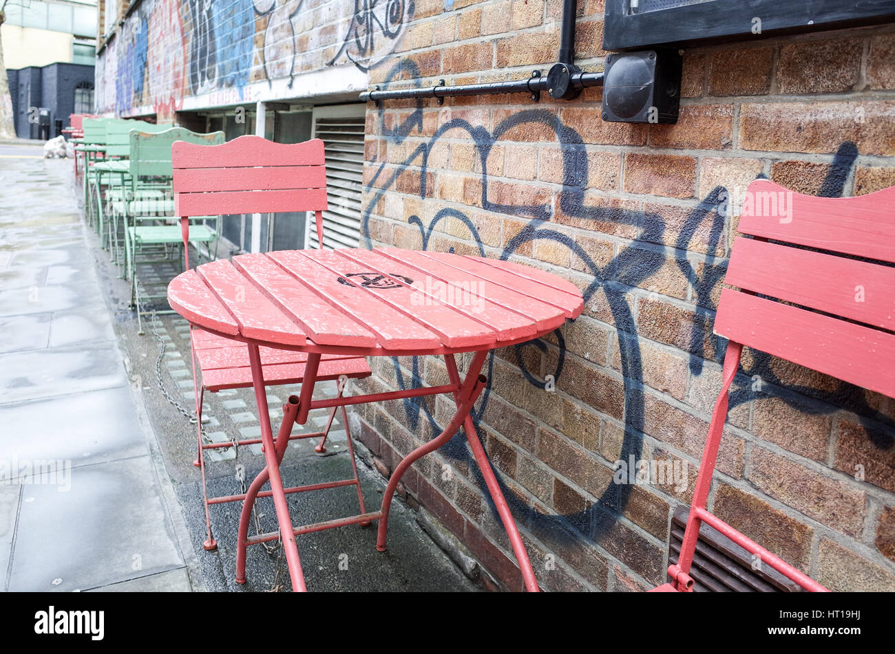 Cafe sedie al di fuori del Cinema elettrico / Barber e salottino Building a Londra alla moda di area di Shoreditch Foto Stock